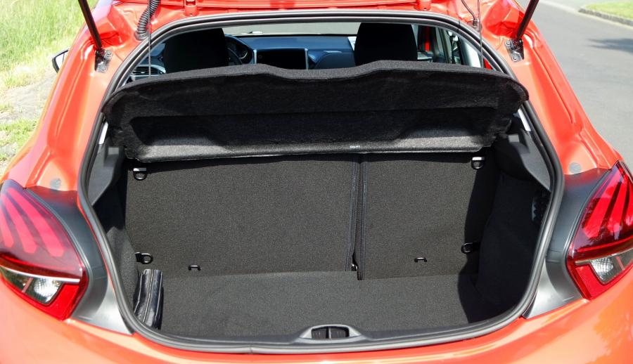  Peugeot 208 5-Door 2015 года  (фото 24 из 26)